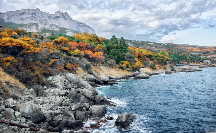 Скалистый берег и горы в Крыму осенью