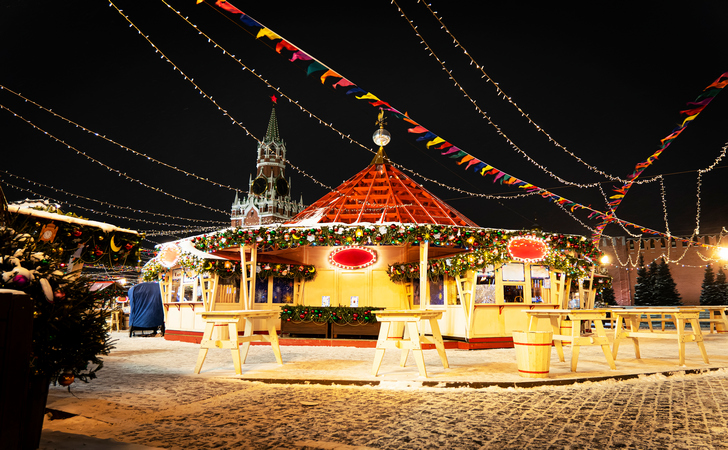 Фудкорт на новогодней ярмарке Москвы