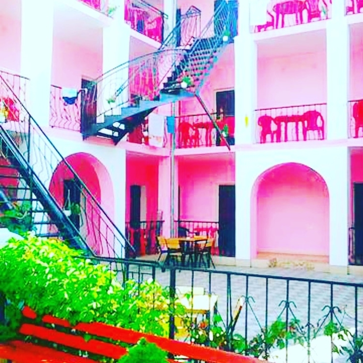 "Розовый Дом" гостевой дом в Саки - фото 1