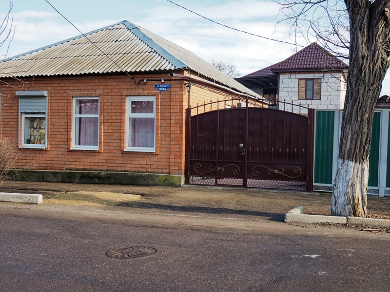 Гостевой дом ул. Шмидта в Ейске - фото 1