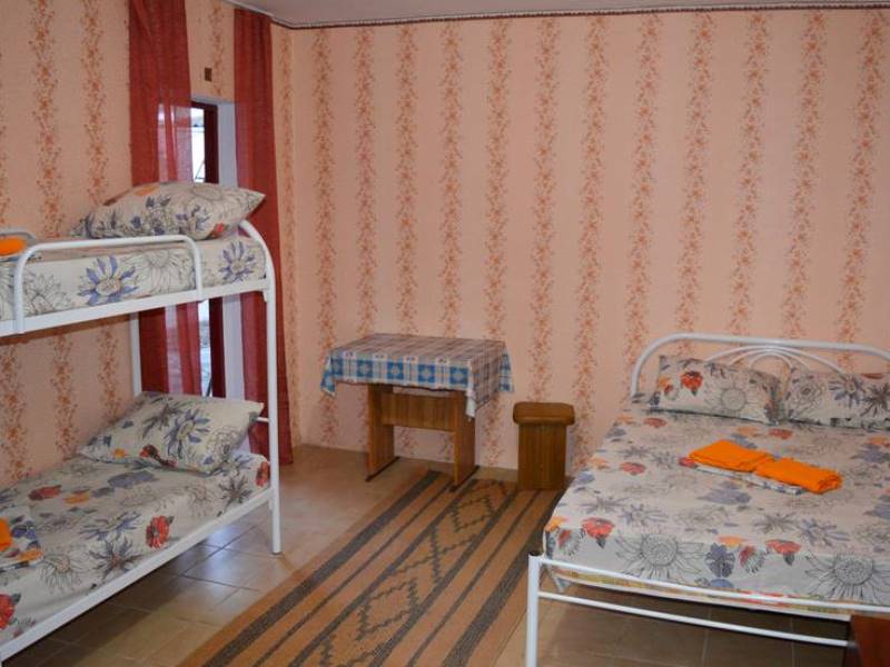 "Уютный дворик" гостевой дом в Кучугурах - фото 1