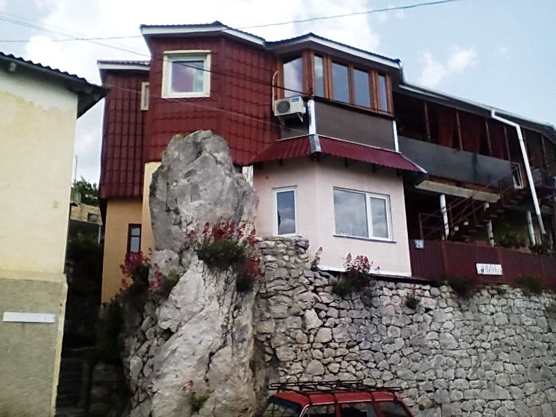 "Дом на скале" частный сектор в Алупке - фото 1