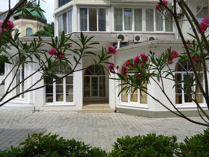 "Роял апартаменты" отель в пгт. Никита (Ялта) - фото 1