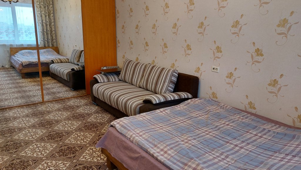"На Петра Алексеева" 2х-комнатная квартира в Смоленске - фото 1