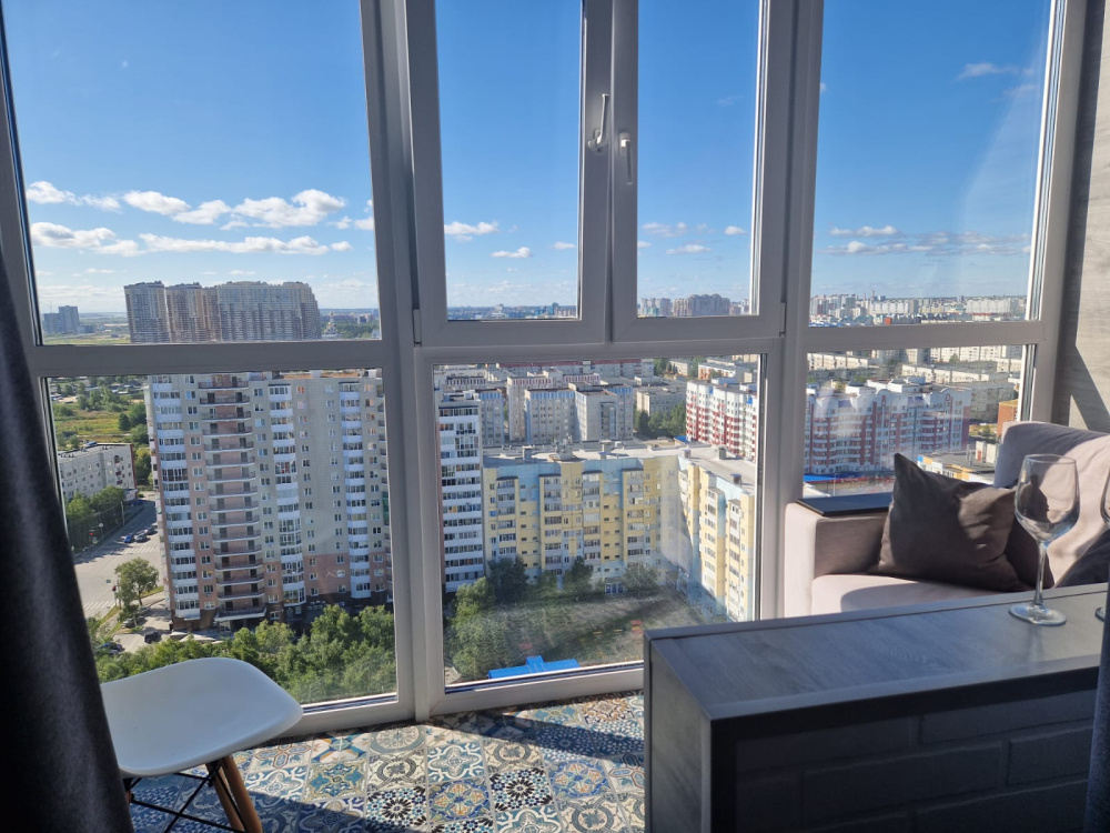 "С панорамным балконом" квартира-студия в Сургуте - фото 4