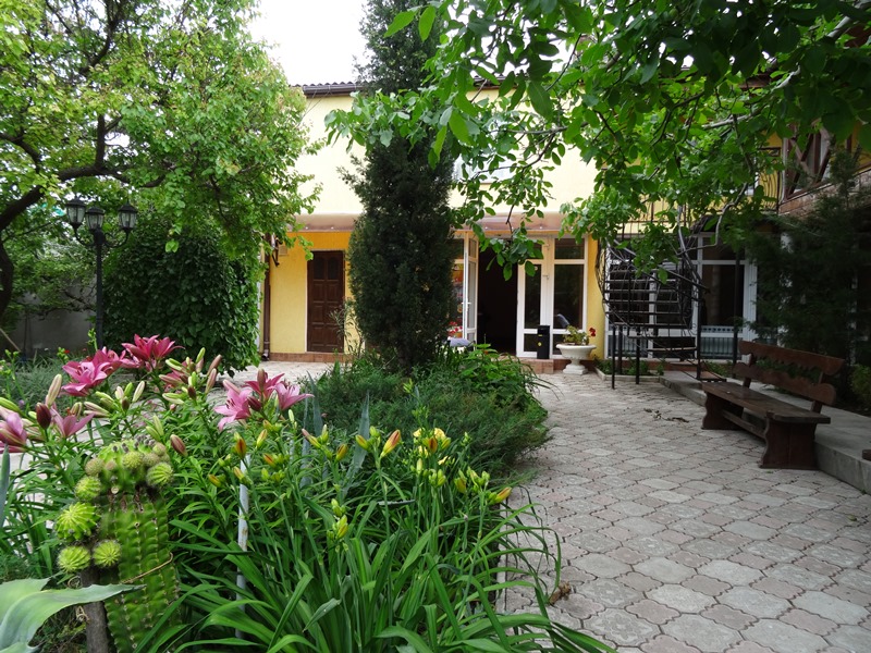 "Тенистый дворик" гостевой дом в п. Черноморское - фото 1