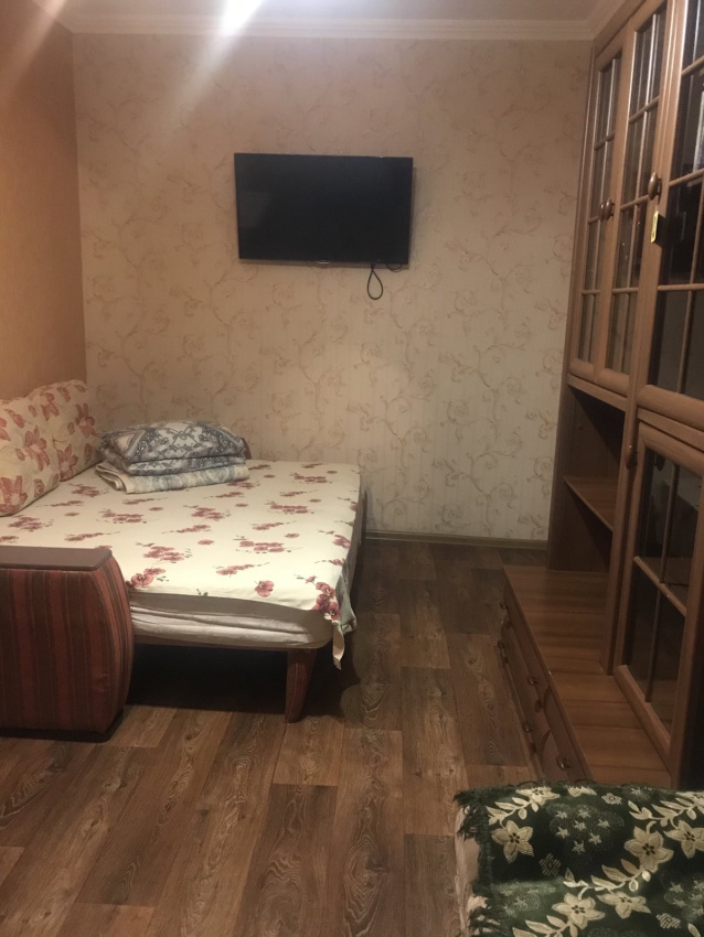 "У Ирины Анатольевны" 2-комнатная квартира в частном доме в Евпатории - фото 1