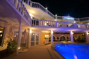Гостевые дома Прибрежное с бассейном, "АкваМарин" с бассейном - фото