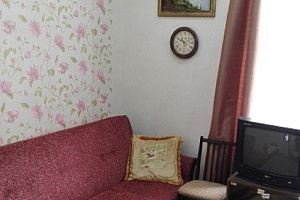 Отдых в Абхазии с видом на море, комната в 3х-комнатной квартире Ардзинба 26 с видом на море