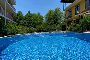 Гостевые дома Лоо с бассейном, "Южаночка" с бассейном