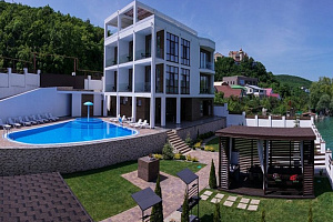 Гостевые дома Абрау-Дюрсо с бассейном, "Villa Natali Abrau" с бассейном
