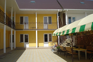 Гостевые дома Прибрежное с бассейном, "Янтарь" мини-отель с бассейном - забронировать номер