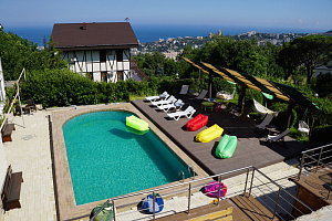 Гостевые дома Ялты с бассейном, "Апартаменты Розмарин" с бассейном - фото