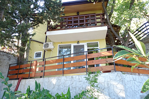 Гостевые дома Алупки с бассейном, "Кипарисовый рай" с бассейном - фото