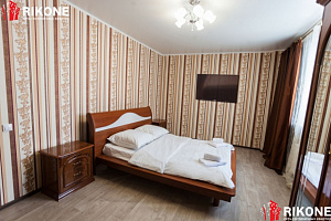 Гостиницы Тюмени на набережной, 2х-комнатная Геологоразведчиков 44а на набережной