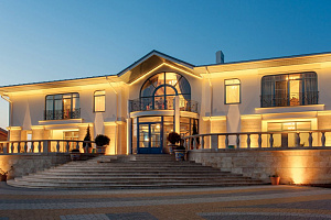 Отели Голубицкой с бассейном, "Villa Romanov Wine Club & SPA" с бассейном