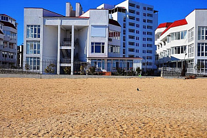 Отели Феодосии с собственным пляжем, "Апартаменты Море-Море на Черноморской набережной" с собственным пляжем