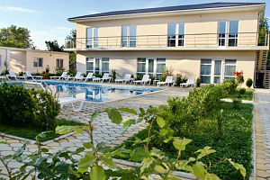 Отели Гудауты с бассейном, "Family Resort Bambora" семейный с бассейном - фото