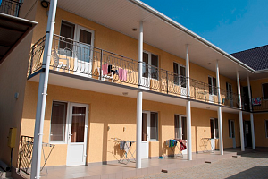 Гостевые дома Прибрежное с бассейном, "Янтарь" мини-отель с бассейном - раннее бронирование