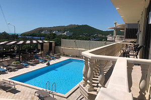 Гостевые дома Сукко с бассейном, "Кипарис" с бассейном - фото