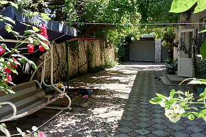 Гостевые дома Приморского с бассейном, "Ксения" с бассейном