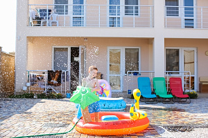 Гостевые дома Прибрежное с бассейном, "Coral" с бассейном - забронировать номер