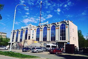Гостиницы Екатеринбурга с парковкой, "Дворец Свадеб" с парковкой - фото