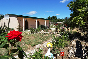 Гостевые дома Оленевки с бассейном, "Хижина дяди Вовы" с бассейном