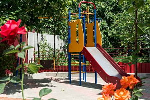 Гостевые дома Кабардинки с детской площадкой, "Орхидея" с детской площадкой - забронировать номер