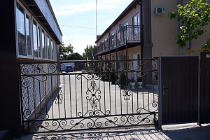 Гостевые дома Кучугур с бассейном, "Центральный" с бассейном - цены