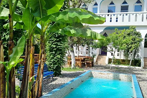 Отели Пицунды с подогреваемым бассейном, "Бунгало" мини-отель с подогреваемым бассейном - фото