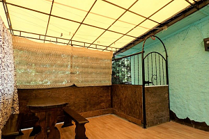 Дома Гурзуфа с бассейном, "С террасой" с бассейном - фото