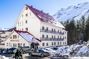 Отели Поляны Азау рядом с подъемниками, "Альпина" рядом с подъемниками - фото