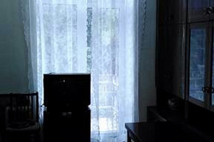 Отдых в Абхазии с видом на море, комната в 3х-комнатной квартире Ардзинба 26 с видом на море - раннее бронирование