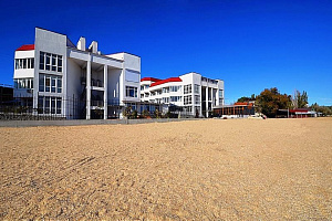 Отели Феодосии с собственным пляжем, "Апартаменты Море-Море на Черноморской набережной" с собственным пляжем