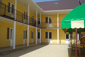 Гостевые дома Прибрежное с бассейном, "Янтарь" мини-отель с бассейном