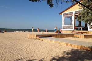 Гостиницы Азовского моря с собственным пляжем, "Семейный дворик" коттеджи на б/о "Лазурный берег" с собственным пляжем