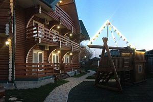 Гостевые дома Кучугур с бассейном, "Семейный клуб Янтарная сосна" с бассейном - забронировать номер