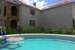 Гостевые дома Заозерного с бассейном, "Мамин дворик" с бассейном - фото