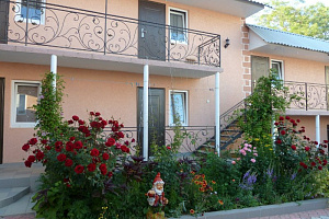 Гостевые дома Учкуевки с бассейном, "Цветочный" с бассейном - цены