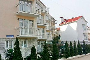 Гостевые дома Учкуевки с бассейном, "Черноморье" с бассейном