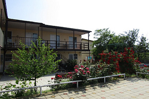 Гостевые дома Голубицкой с бассейном, "На Таманской" с бассейном - фото