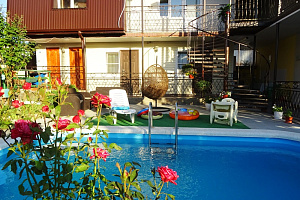 Гостевые дома Голубой Бухты с бассейном, "Нюта" с бассейном - раннее бронирование