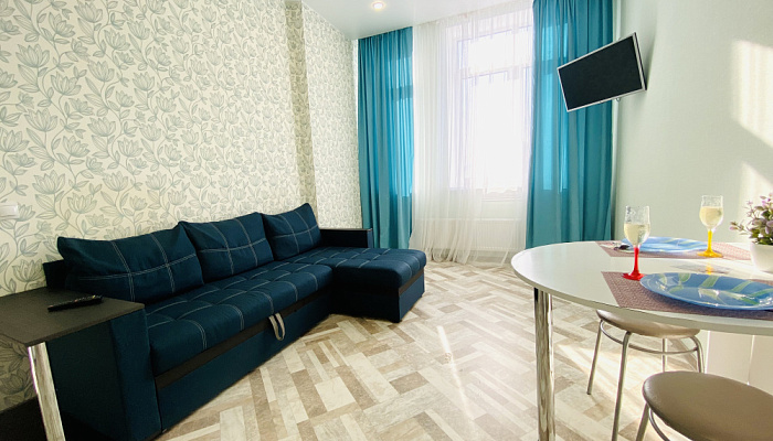 2х-комнатная квартира Тимофея Чаркова 83 в Тюмени - фото 1
