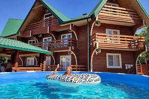Гостевые дома Кучугур с бассейном, "Семейный клуб Янтарная сосна" с бассейном