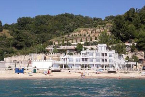 Отели Пицунды на первой береговой линии, "Мраморный замок" на первой береговой линии - фото