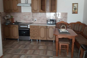 Отдых в Абхазии без питания, 3х-комнатная Имама Шамиля 6 кв 33 без питания - цены