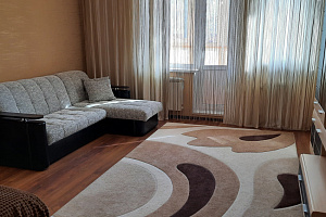 Гостиницы Нижневартовска с бассейном, 1-комнатная Нефтяников 44 с бассейном - фото
