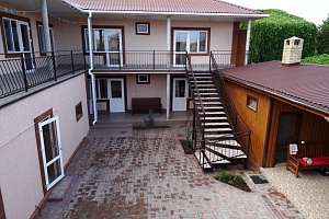 Гостевые дома Приморского с бассейном, Морозова 43 с бассейном - фото