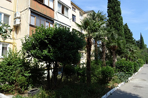 Квартиры Гурзуфа на месяц, "С двориком" 2х-комнатная на месяц - фото